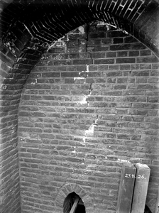 835503 Afbeelding van de toestand van de buitenmuur van een vertrek uitkomend op de trap aan de zuidzijde van de ...